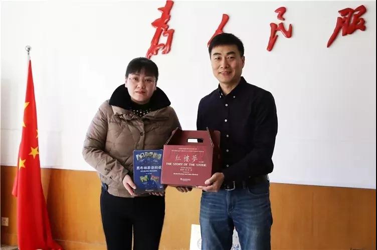 上海外语教育出版社山东分公司副总经理武文博向烟台一中副校长鞠静
